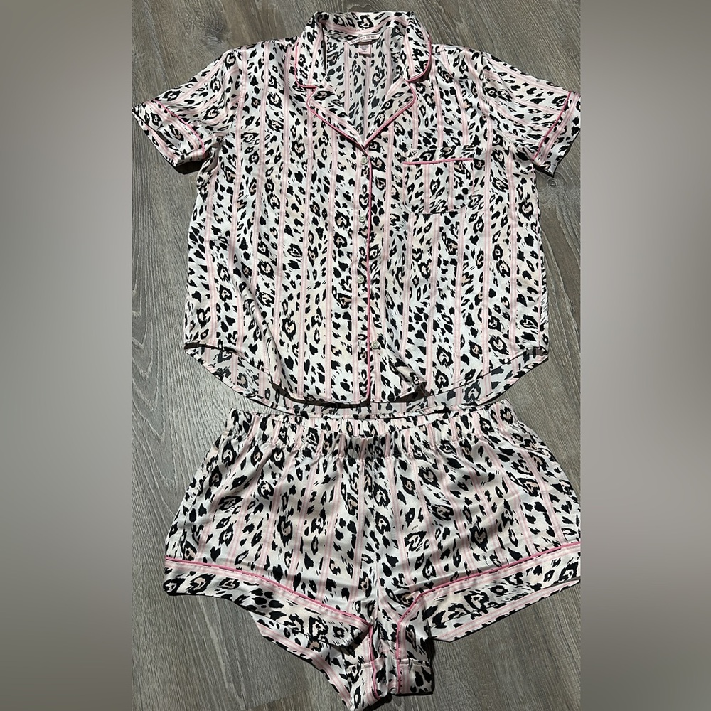 Victorias Secret Short Sleeve & Shorts Pajama Set Medium Pink Cheetah Button Up